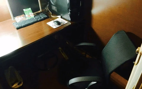 メッシュタイプの黒い椅子