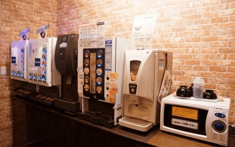 5機のドリンクバーと電子レンジ。